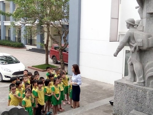 Trường mầm non Long Biên tổ chức cho trẻ 5 tuổi đi dâng hương tại “Tượng đài Tổ Quốc ghi công” phường Long Biên